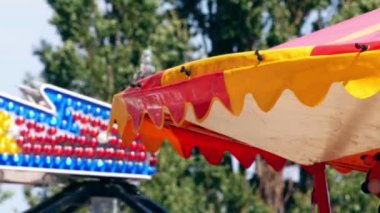 Fuar gezintileri ve oyalama eğlenceli orta çekim yavaş çekim seçici odaklanma uzaklaşır