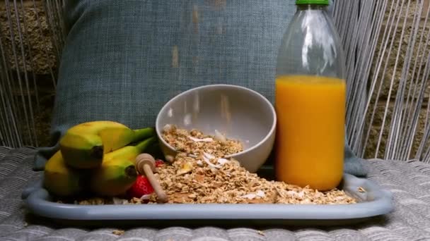 Granola Morangos Banana Café Manhã Com Suco Laranja Zoom Médio — Vídeo de Stock