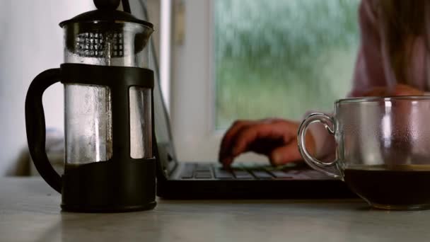 Απασχολημένη Γυναίκα Που Εργάζεται Ένα Φορητό Υπολογιστή Πίνοντας Καφέ Μέσο — Αρχείο Βίντεο