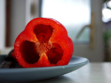 Kırmızı dolma biberler taze kesilmiş orta boy çekim seçici odak noktası