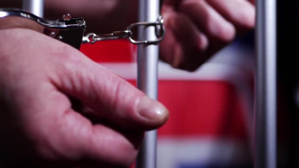 Häftling Handschellen Greift Durch Gefängnisgitter Nahaufnahme Schuss Zeitlupe Selektiver Fokus — Stockvideo