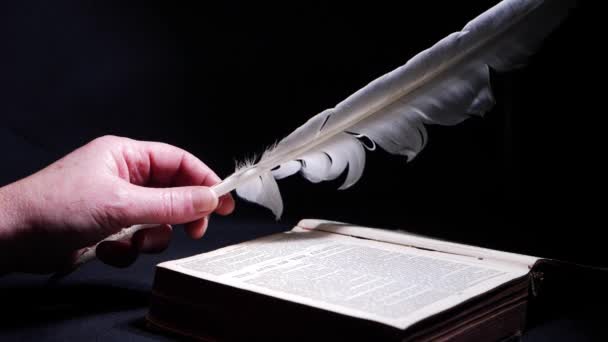 Ręka Znajduje Ukojenie Biblijnej Świętej Księdze Ciemnym Tle Zbliżenie Strzał — Wideo stockowe