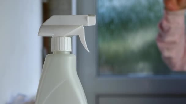 Hand Using Spraying Cleaning Fluid Clean Windows Close Shot Slow — Vídeo de stock