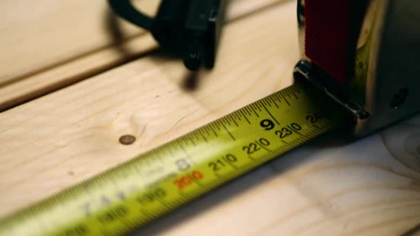 Carpenter Measuring Wood Tape Measure Close Shot Slow Motion Selective — ストック動画