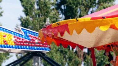 Fuar gezintileri ve oyalama eğlenceli orta çekim yavaş çekim seçici odaklanma uzaklaşır