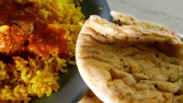 Chicken Korma Curry Pilau Rice Naan Bread Overhead Close Zoom — Vídeo de Stock