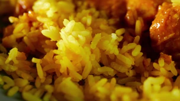 Chicken Korma Curry Pilau Rice Overhead Close Zoom Shot Slow — Vídeo de Stock