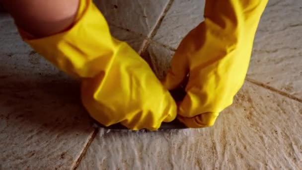 Woman Scrubbing Dirty Floor Brush Medium Zoom Shot Slow Motion — Vídeos de Stock