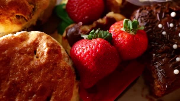 Cream Tea Selection Cakes Scones Sweets Strawberries Close Overhead Zoom — 图库视频影像