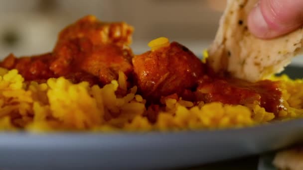 Dipping Naan Bread Chicken Korma Curry Pilau Rice Close Slow — Vídeo de Stock