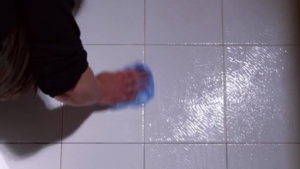 Hand Cleaning Dirty Bathroom Tiles Medium Shot Slow Motion Zoom — ストック動画