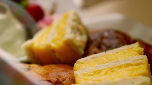 Selección Pasteles Dulces Para Tarde Cerca Zoom Enfoque Selectivo — Vídeo de stock