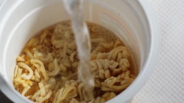 Κάνοντας Στιγμιαία Noodles Μια Κατσαρόλα Κοντινό Πλάνο Αργή Κίνηση Zoom — Αρχείο Βίντεο