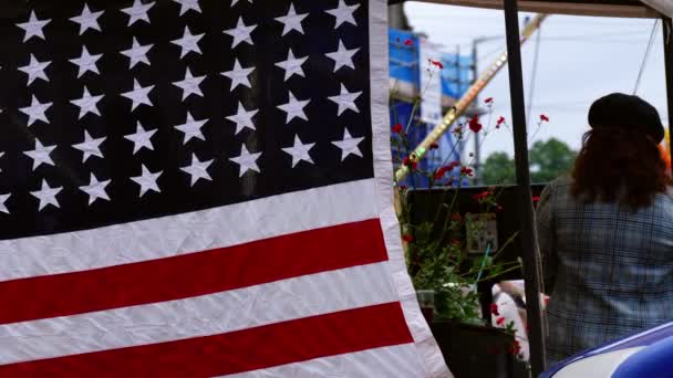 Американський Прапор Міському Ринку Справедливий Повільний Рух Постріл Вибірковий Фокус — стокове відео