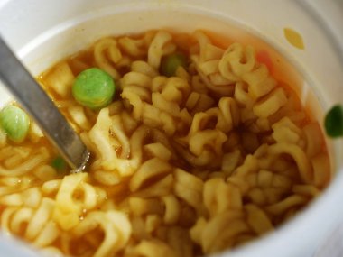 Kavanozda hazır hazır erişteler. Yakın çekim seçici odaklanma.