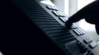 Ofis telefonundan bir arama yapıyorum. 4K yavaş çekim seçici odaklanma. 