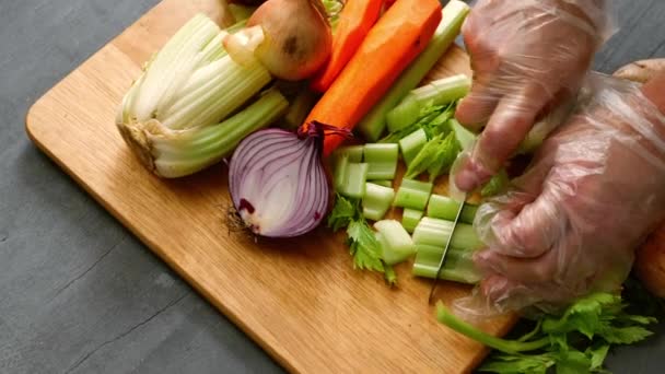 Chef Tritare Verdure Fresche Ingredienti Preparati Tagliere Medio Zoom Colpo — Video Stock
