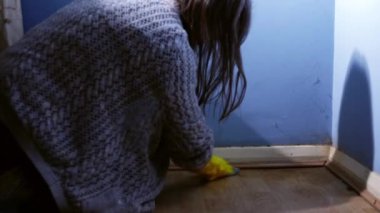 Toz bezi ile evi temizleyen kadın orta ölçekli yavaş çekim 4k seçici odaklanma