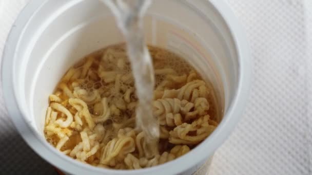 Hacer Fideos Instantáneos Pote Cerca Cámara Lenta Tiro Enfoque Selectivo — Vídeos de Stock