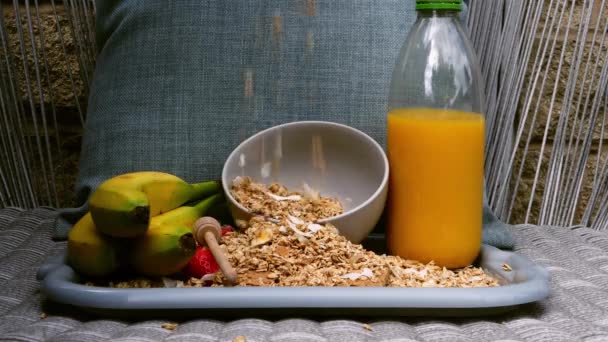 Fresas Granola Desayuno Plátano Con Jugo Naranja Medio Tiro Enfoque — Vídeos de Stock