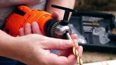 Elektrik matkabına sığdırılan parça diy medium shot zoom yavaş çekim seçici odak