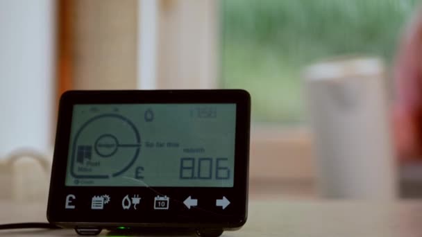 Home Slimme Meter Met Waterkoker Van Warm Water Medium Zoom — Stockvideo