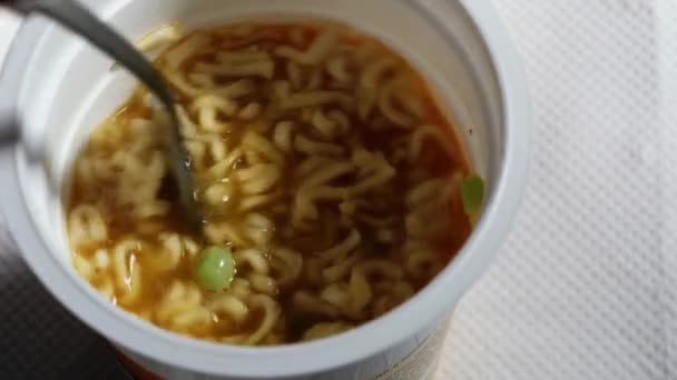 Agitar Fideos Instantáneos Una Olla Lista Para Comer Cerca Tiro — Vídeo de stock