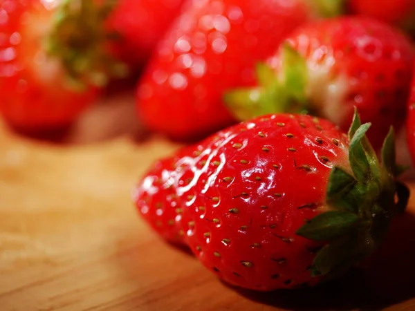 Makro yemek için taze çilekler. Yakın çekim seçici odak noktası.