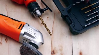 Tahta arka planda elektrikli matkap ve zımpara makinesi seçici odak noktası olan Dolly Zoom
