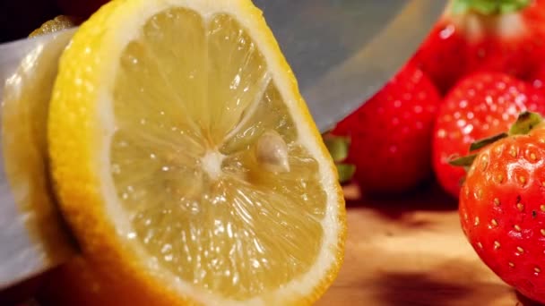 Slicing Φρέσκα Φρούτα Λεμονιού Μαχαίρι Close Macro Αργή Κίνηση Επιλεκτική — Αρχείο Βίντεο