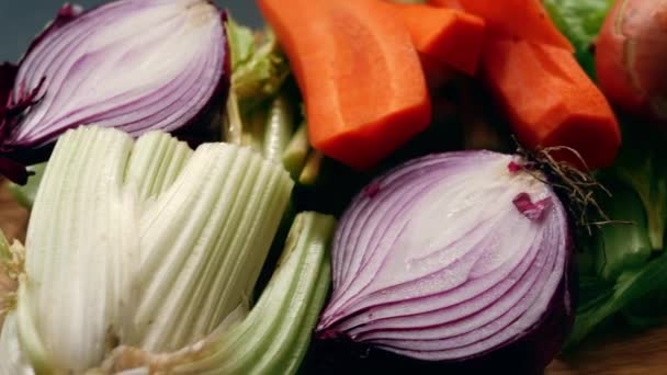 Légumes Ingrédients Préparés Sur Planche Découper Close Main Tenue Tête — Video