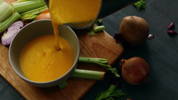 Servir Sopa Verduras Caseras Frescas Tazón Medio Cámara Lenta Enfoque — Vídeo de stock