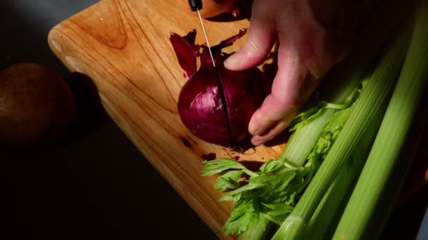 Szef Kuchni Siekanie Świeżych Warzyw Składników Przygotowanych Siekaniu Deski Średniej — Wideo stockowe
