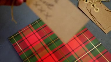 Hediye ortamı için el yazısıyla Noel tebriği. 4K seçici odaklanma.
