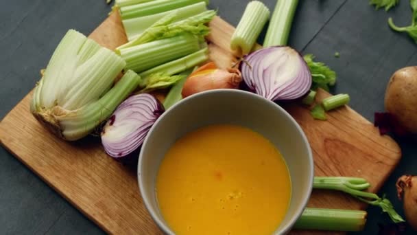 Σπιτική Σούπα Λαχανικών Συστατικά Ένα Μπολ Flatlay Γενικά Μεσαίο Zoom — Αρχείο Βίντεο