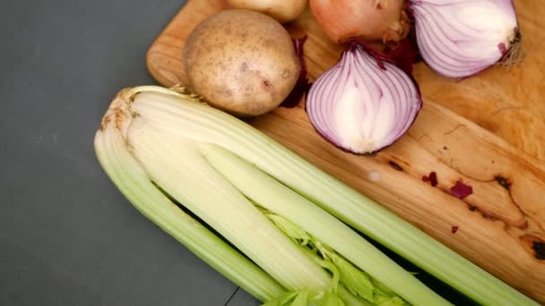 Raíz Vegetales Ingredientes Preparados Tabla Cortar Media Dolly Slider Zoom — Vídeos de Stock