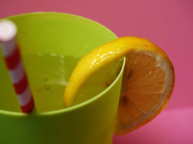 Dilimlenmiş limonlu soğuk bir içecek ve pipet içmek makro seçici odaklanma sağlar.