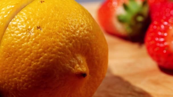 Slicing Φρέσκα Φρούτα Λεμόνι Μαχαίρι Close Macro Zoom Αργή Κίνηση — Αρχείο Βίντεο