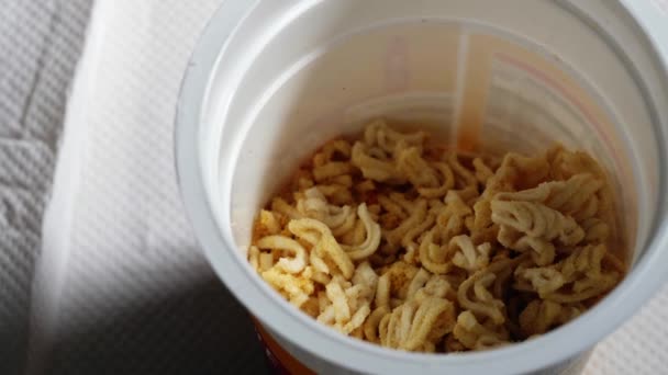 Fideos Instantáneos Una Olla Listo Para Comer Cerca Tiro Dolly — Vídeo de stock