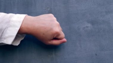 Gri arkaplan üzerine el vuruşu orta yavaş çekim seçici odak