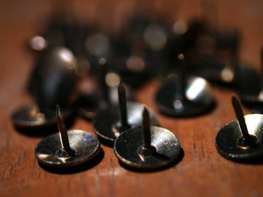 Pirinç çizim iğneleri izole edilmiş. Makro çekim odaklı.