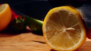 Bıçakla taze limon meyvesi dilimleniyor. 4 km yavaş çekim seçici odaklanma.