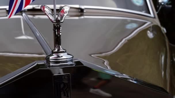 ロールスロイスクラシック高級車ユニオンジャックフラグショット選択的フォーカスデューズベリー西ヨークシャー英国4 10月2022 — ストック動画