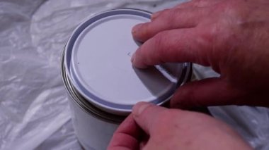 Bir kutu beyaz parlak boya açıyorum. 4k yavaş çekim seçici odak noktasını kapat. 