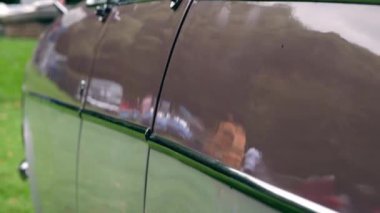 Otoparkta klasik araba kenarı görünümü. Orta yakınlaştırma, seçici odak noktası. 