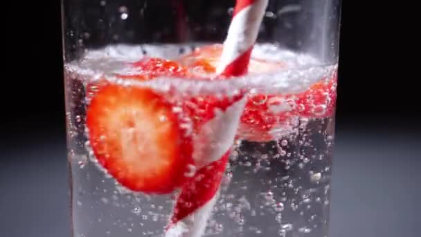 用切碎的草莓片搅拌菲兹清凉饮料 闭合慢镜头选择性聚焦 — 图库视频影像