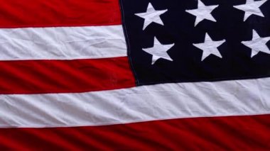 Amerika Birleşik Devletleri bayrağı rüzgarın arka planında 4k yavaş çekim seçici odaklanma