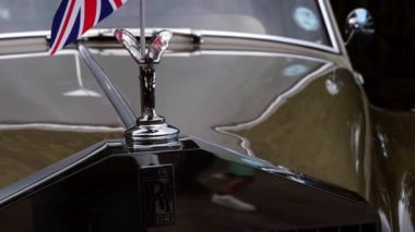 İngiliz bayrağı taşıyan Rolls Royce klasik lüks arabası Dewsbury West Yorkshire 4 Ekim 2022