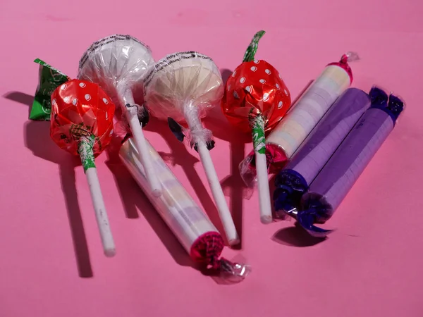 Pembe Arka Planda Lolipoplar Renkli Şekerler Seçici Odak Noktasını Kapatın — Stok fotoğraf