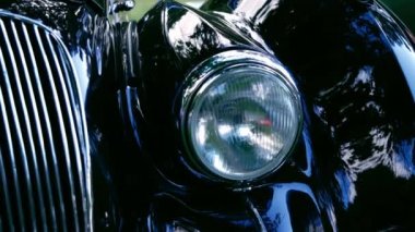 Araba farlarında klasik araba yan görüntüsü ızgarada orta ölçekli çekli seçici odaklanma 